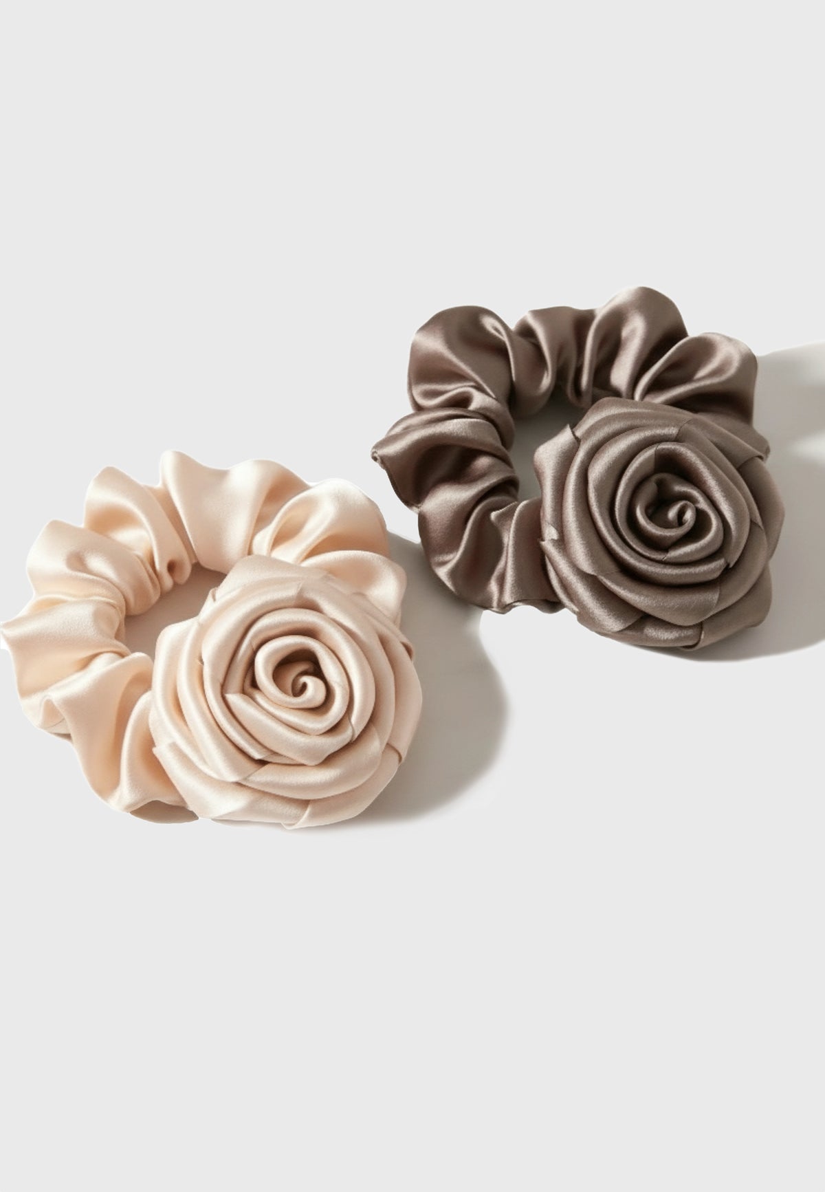 Amaretto - Satin scrunchie with zipper in cream