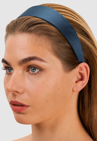 CinCin - Flacher Satin Haarreif in Blue Perennial