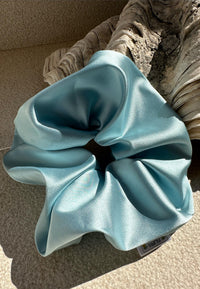 Amaretto - Satin Scrunchie Hellblau